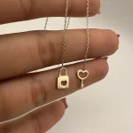 گوشواره بخیه ای طرح قفل و کلید