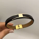 دستبند چرم طرح مربع